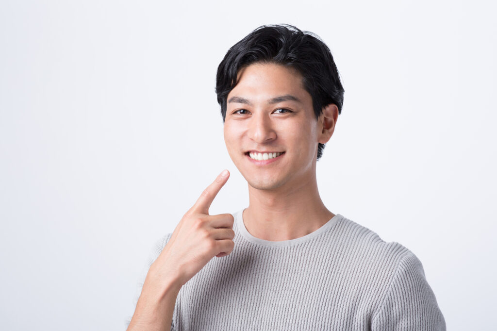 矯正治療で歯並びが整った男性の笑顔|奈良で人気の男性向け歯列矯正