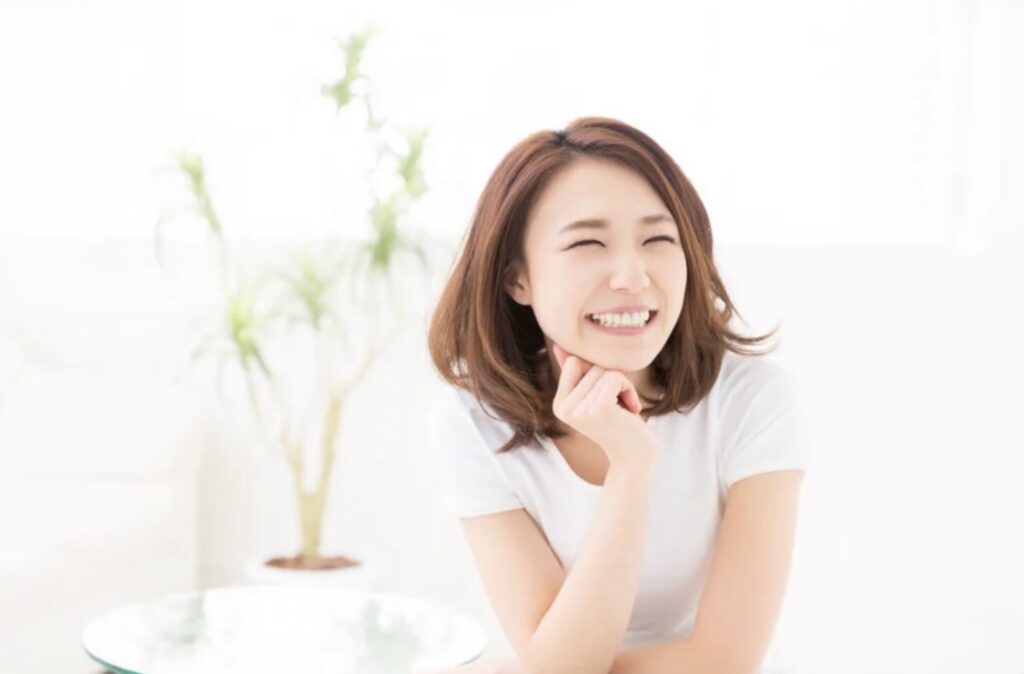 矯正治療後のきれいな歯並びで笑顔になる女性｜奈良市の矯正歯科